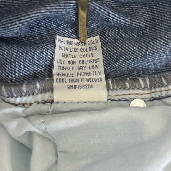 KHAKI & BLUE high-waisted stretch denim shorts with raw hem and white daisies - Picture 7 of 9